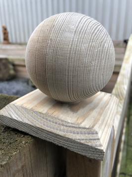 Paal kap hout bescherming met houten bol