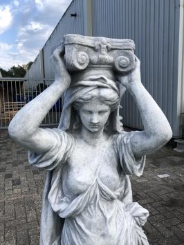 Karyatide, Statue aus Stein, einer mythologischen Frau