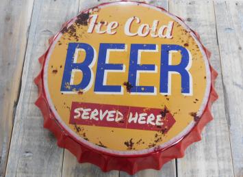 Metalen kroonkurk met tekst: ice cold beer served here