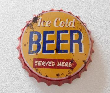 Metalen kroonkurk met tekst: ice cold beer served here