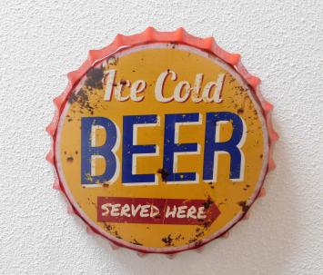 Metalen kroonkurk met tekst: ice cold beer served here