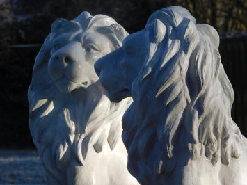 Sitzender Löwe - Polystone - nach links schauend - weiß