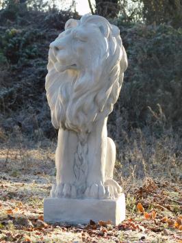 Schöner sitzender Löwe, Polystone, schöne Statue, Blick nach rechts