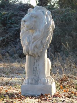 Schöner sitzender Löwe, Polystone, schöne Statue, Blick nach rechts