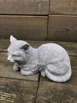 Eine schöne liegende Katze, aus Stein, wunderschön detailliert