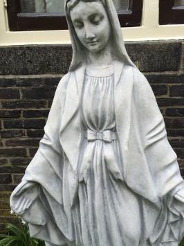 Mutter Maria, Kirchliche Gartenskulptur, Stein