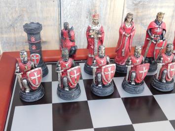 Ein Schachspiel mit dem Thema: 'MEDIEVAL KNIGHTS', Schachfiguren