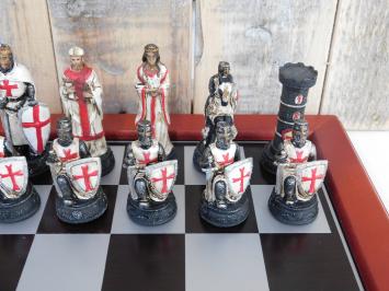 Ein Schachspiel mit dem Thema: 'MEDIEVAL KNIGHTS', Schachfiguren