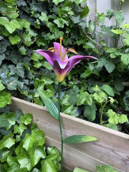 Metalen lelie, leuke decoratie voor in de tuin, roze lelie