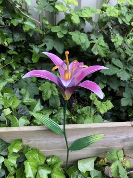 Metalen lelie, leuke decoratie voor in de tuin, roze lelie