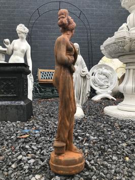 Steinstatue einer erotisch gekleideten Dame, Gartenstatue