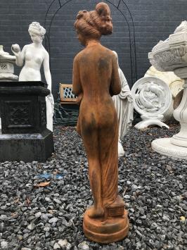 Steinstatue einer erotisch gekleideten Dame, Gartenstatue