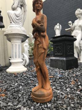 Steinstatue einer erotisch gekleideten Dame, Gartenstatue