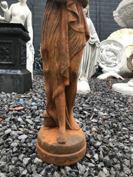 Steinstatue einer erotisch gekleideten Dame, Gartenstatue