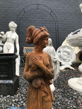 Steinstatue einer erotisch gekleideten Dame, Gartenstatue