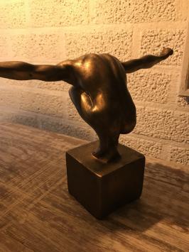 Skulptur, Statue eines olympischen Mannes, athletischer Mann