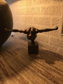 Sculptuur, beeld van een Olympian Man, atletische man