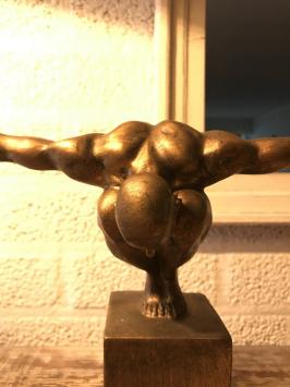 Skulptur, Statue eines olympischen Mannes, athletischer Mann