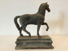 Prachtige sculptuur van een paard, zwaar gietijzeren beeld