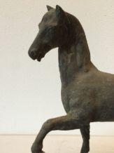 Prachtige sculptuur van een paard, zwaar gietijzeren beeld