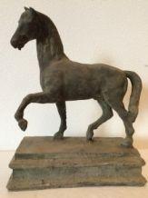 Prachtige sculptuur van een paard, zwaar gietijzeren beeld