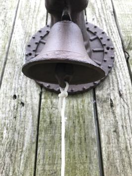 Türklingel mit einem Pferdekopf vor einem schönen Hintergrund