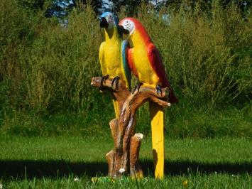 Beeld papegaaien op boomstronk, polystone, in kleur