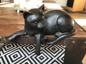 Sculptuur liggende kat uit Polystein, mooi!