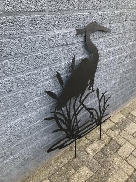 Een silhouette van een reiger, mat zwart