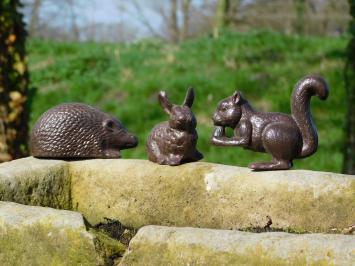 Set mooie gietijzeren dieren beelden: slak, konijn, egel en een eekhoorn