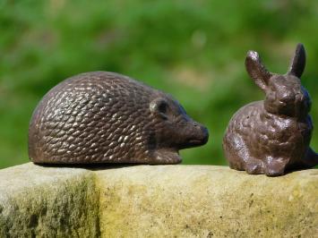 Set mooie gietijzeren dieren beelden: slak, konijn, egel en een eekhoorn