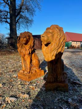 Sitzender Löwe - Polystone - Blick nach rechts - oxid