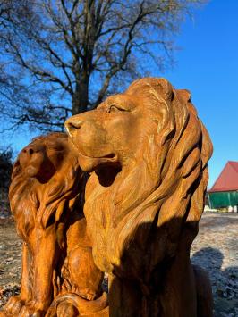 Sitzender Löwe - Polystone - Blick nach links - Oxid