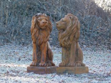 Sitzender Löwe - Polystone - Blick nach rechts - oxid