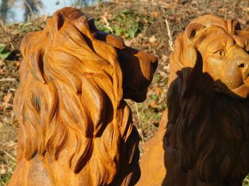 Sitzender Löwe - Polystone - Blick nach rechts - oxid