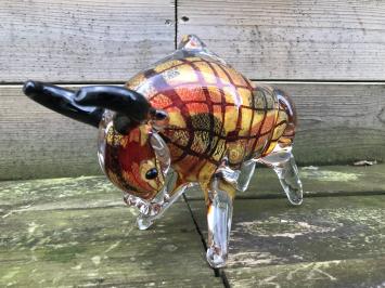 Beeld van een  stier van vol glas, prachtig in kleur