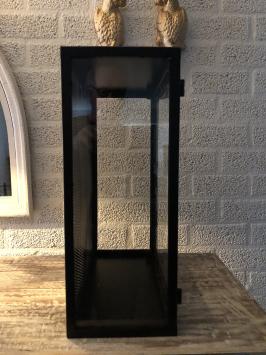 wandvitrine kast metaal zwart met acrylaat glas