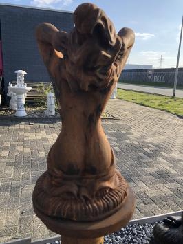 Stein Skulptur in Oxid - nackte kniende Frau