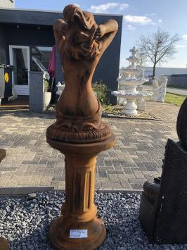 Stein Skulptur in Oxid - nackte kniende Frau