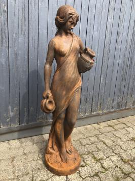 Schöne oxidierte Steinskulptur einer stehenden Frau mit einem Wasserkrug