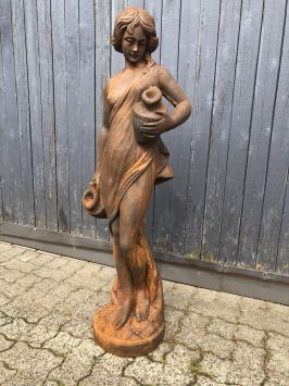 Schöne oxidierte Steinskulptur einer stehenden Frau mit einem Wasserkrug