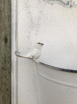 Metalen wanddecoratie voor in de tuin, met bloembak, gemaakt van metaal