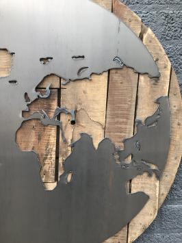 Großes Wandornament aus Holz mit einer Welt darauf, ein Meer aus Metall