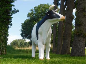 Schöne Skulptur einer Kuh, wunderschön gefärbt, ein echter Blickfang!