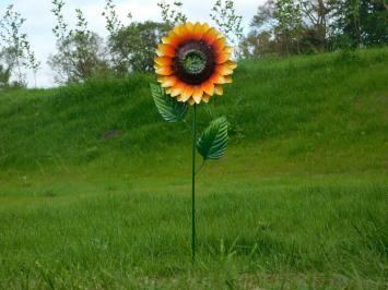 Diese Sonnenblume ist ein Kunstwerk, das ganz aus Metall besteht