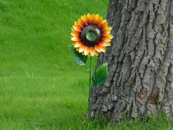 Diese Sonnenblume ist ein Kunstwerk, das ganz aus Metall besteht