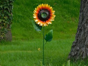 Diese Sonnenblume ist ein Kunstwerk, das ganz aus Metall besteht